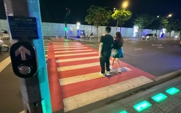 Đi bộ qua đường an toàn nhờ đèn cảnh báo
