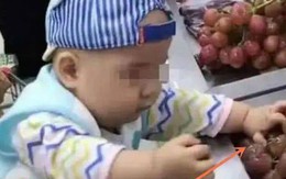 Đưa cháu trai đi siêu thị, cậu bé làm nát cả rổ nho, phản ứng của người ông khiến nhân viên tức đến phát khóc