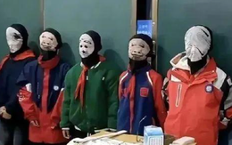 Bức ảnh khiến 1 phụ huynh bức xúc còn dân mạng thì tranh cãi dữ dội: Vui vẻ hay đang thiếu tôn trọng học sinh?