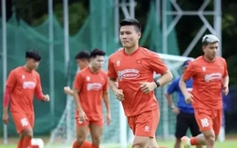 Ông Kim Sang-sik ưu tư nhìn đội tuyển Việt Nam đội nắng 'rèn công' đấu Malaysia