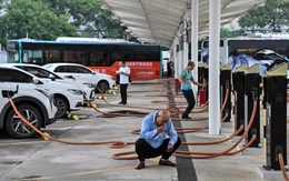 Kỳ hạn 8 năm đã đến, 20 triệu pin xe điện sắp hết hạn: Trung Quốc trả nổi "món nợ khổng lồ" này không?