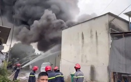 CLIP: Cháy dữ dội ở TP Thủ Dầu Một, khói đen bao trùm