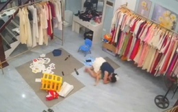 Clip thót tim: Mẹ bỉm đang bế con nhỏ thì bị trượt chân ngã bởi 1 thứ mà hầu như nhà nào cũng có