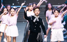 Mẫu nhí 7 tuổi khiến sân khấu thời trang bùng nổ bằng màn nhảy mở màn cực "chất"