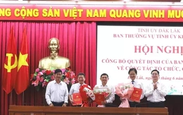 Ba Ủy viên Ban Thường vụ Tỉnh ủy và 11 cán bộ chủ chốt Đắk Lắk nghỉ hưu trước tuổi