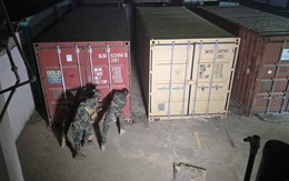 Nhận tin báo, lực lượng an ninh nhanh chóng đột kích một kho hàng: Phát hiện 12 container chứa tiền 5 triệu USD tiền giả và vàng giả