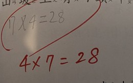 Con gái làm phép tính "7×4=28" bị gạch sai, bố vò đầu bứt tai không hiểu tại sao, dân mạng thì cãi nhau ầm ầm