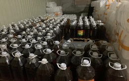 Theo dõi 1 người bán hàng online có doanh thu 14 tỷ đồng, triệt phá đường dây sản xuất dầu ăn nhái: Tịch thu 30 tấn dầu giả đang bốc mùi