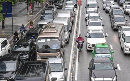 Ô tô dàn hàng 6, xe máy leo vỉa hè ngày đầu phân làn cứng đường Võ Chí Công