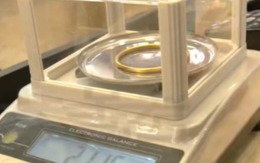 Phơi đồ nhặt được vòng vàng rơi ra từ túi áo, mang đi bán thì chủ cửa hàng khẳng định: Chúng tôi sẽ kiện bà!