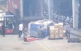 Kiện hàng từ trên xe container rơi xuống đè 2 người thương vong