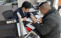 Sáng gửi tiết kiệm 21 tỷ đồng, người đàn ông vừa ăn trưa xong phát hiện tài khoản còn 0 đồng, ngân hàng tuyên bố: "Không liên quan gì đến chúng tôi"
