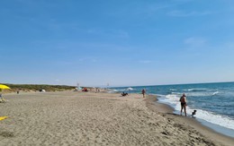 Thiếu niên bị vùi lấp trong cát đến tử vong khi du lịch biển