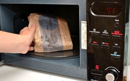 Túi giấy, hộp giấy có quay được trong lò vi sóng không? Thì ra bấy lâu rất nhiều người hiểu sai