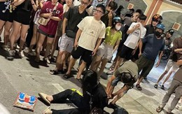 VIDEO: Cô gái trẻ liên tục đập bàn ghế, phá cây ATM