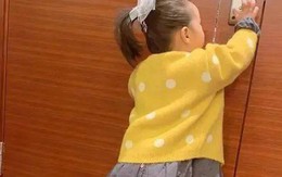 Nghe tiếng động lạ phát ra từ phòng cha mẹ, cô bé 5 tuổi tò mò đẩy cửa vào: Phụ huynh ngượng ngùng, xấu hổ