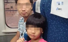 Trên tàu hỏa, người cha dẫn con gái vào nhà vệ sinh, 30 phút không ra, nhân viên mở cửa liền nổi giận