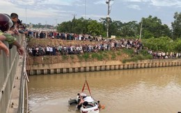 Ô tô tông 2 xe máy trước khi lao xuống sông ở Nghệ An, 1 người mất tích