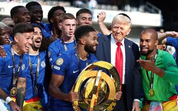 Tổng thống Trump hành động bất ngờ sau khi trao cúp, cầu thủ Chelsea bối rối