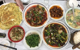 Đi ăn cơm bình dân ở Trung Quốc, khách Việt "ngớ người" khi thấy một thứ phủ trên bàn: "Không ngờ họ lắm chiêu đến vậy"