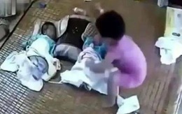 Mẹ trẻ vội đi vệ sinh, để con gái 5 tuổi trông cặp sinh đôi mới đầy tháng và bi kịch đã xảy ra ngay sau đó