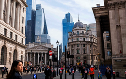 Buồn của nền kinh tế 3,84 nghìn tỷ USD: Cả chục nghìn triệu phú cầm tài sản 'tháo chạy', người trẻ lũ lượt rời đi, vị thế trung tâm tài chính thế giới lung lay