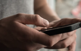 Khách yêu cầu chuyển khoản 100 triệu đồng lần 2 vì lần 1 "sai cú pháp", giao dịch viên thấy bất thường liền dùng nghiệp vụ ngăn giao dịch hoàn tất