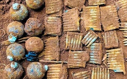 Đào hố trồng cây, người dân lạnh gáy vì "trúng" cả hầm đạn