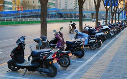 Cả nghìn người sống trong chung cư thì sạc xe điện mỗi ngày thế nào: Trung Quốc giải bài toán này như sau