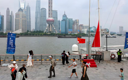 Nghịch lý ở nền kinh tế lớn thứ 2 thế giới: Đằng sau đà tăng trưởng 5,2% là xu hướng ‘thắt lưng buộc bụng’, chỗ nào cũng cắt giảm lương, áp lực tài chính lan rộng