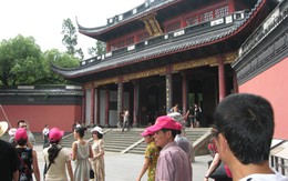 Khách Việt bất ngờ với cảnh tượng ở điểm du lịch Trung Quốc, nhận xét: "Sao lại tới mức đó?"