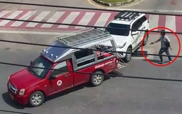 Đột nhiên tạt đầu xe khác nên bị bóp còi cảnh báo, tài xế xe bán tải liền rút súng ra bắn 3 phát