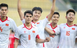 Trung vệ cao 1m84 ghi 2 bàn, tuyển Việt Nam "đặt một chân" vào bán kết giải Đông Nam Á