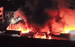 VIDEO: Cháy dữ dội kèm nhiều tiếng nổ lớn khiến mặt đất rung chuyển, người dân vội sơ tán