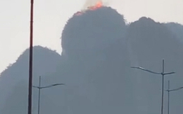 Sét đánh cháy mỏm núi trên vịnh Hạ Long