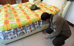 Vợ dọn nhà tìm thấy “quỹ đen” 17 cây vàng chồng giấu dưới gầm giường