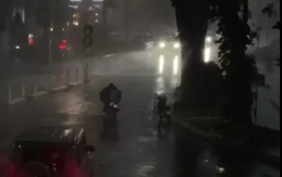 Vì sao bão chưa vào, miền Bắc đã hứng mưa dông dữ dội?