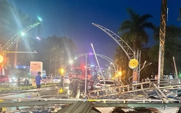 Mưa lớn ở Thanh Hóa: Xe máy đổ la liệt, mái tôn sập đè ô tô trên đường