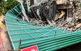 Mưa to gió lớn ở Hà Nội: Tôn công trường đổ sập, cây gãy nằm la liệt