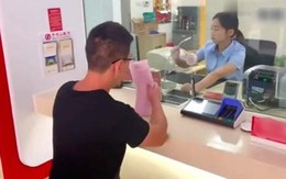 Người đàn ông trình báo hơn 1,3 tỷ chuyển khoản nhầm nhưng ngân hàng bảo không biết, tòa án khẳng định: "Anh không cần trả lại"