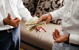 Người đàn ông vay ngân hàng 730 triệu đồng rồi cho bạn vay lại với lãi 2%, 1 năm sau con nợ quỵt tiền: Tòa phán "anh mới là người sai"