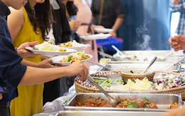 Ăn buffet 360.000 đồng/người, 2 người phụ nữ nhập viện, yêu cầu bồi thường 7 triệu đồng, cơ quan quản lý khẳng định: Không cần, lỗi ở khách