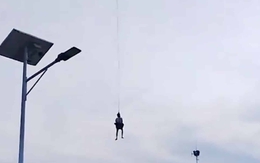 Kỳ tích từ máy bay không người lái: Người đàn ông thoát lũ nhờ thiết bị phun phân bón