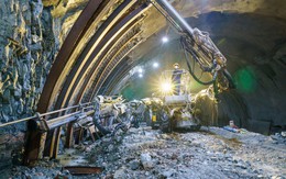 1 tiếng nổ xé toạc lòng núi, 1.200 công nhân của "vua đào hầm" Việt Nam tạo ra kỳ tích sau 600 ngày đêm miệt mài