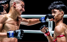 Võ sĩ muay Thái bất ngờ đổ gục xuống sàn đấu, xem kỹ mới biết lý do