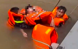 Cứu người đàn ông nhảy cầu Nhật Tân, chới với giữa sông Hồng