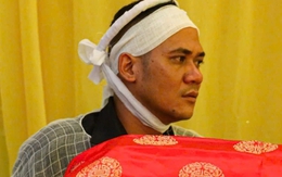 Người đàn ông gục ngã bên linh cữu bố mẹ và vợ, con thơ vẫn mất tích ngoài biển