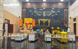 Con gái nạn nhân vụ lật tàu ở Hạ Long: 'Tôi sẽ đợi mẹ để đưa về nhà cùng bố'