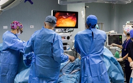 Miễn viện phí toàn dân: Bài học từ đất nước có tỷ lệ bác sĩ trên đầu người cao nhất thế giới