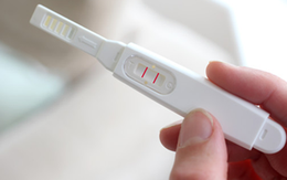Dùng que thử thai, chàng trai bất ngờ nhận kết quả "2 vạch"